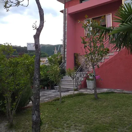 La Rosa Rossa Bed & Breakfast