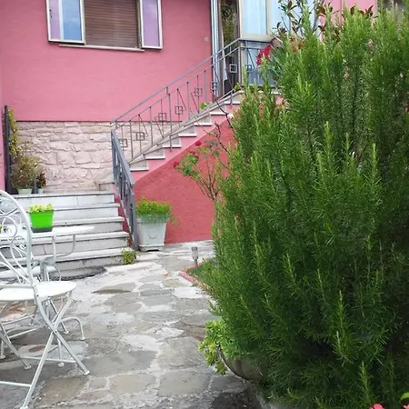 La Rosa Rossa Bed & Breakfast *